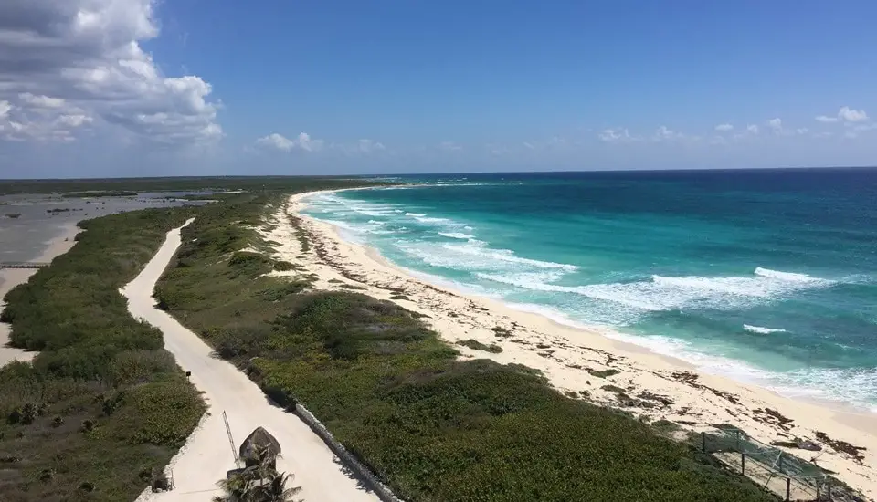 Sweeping view of blue coastline in Cozumel