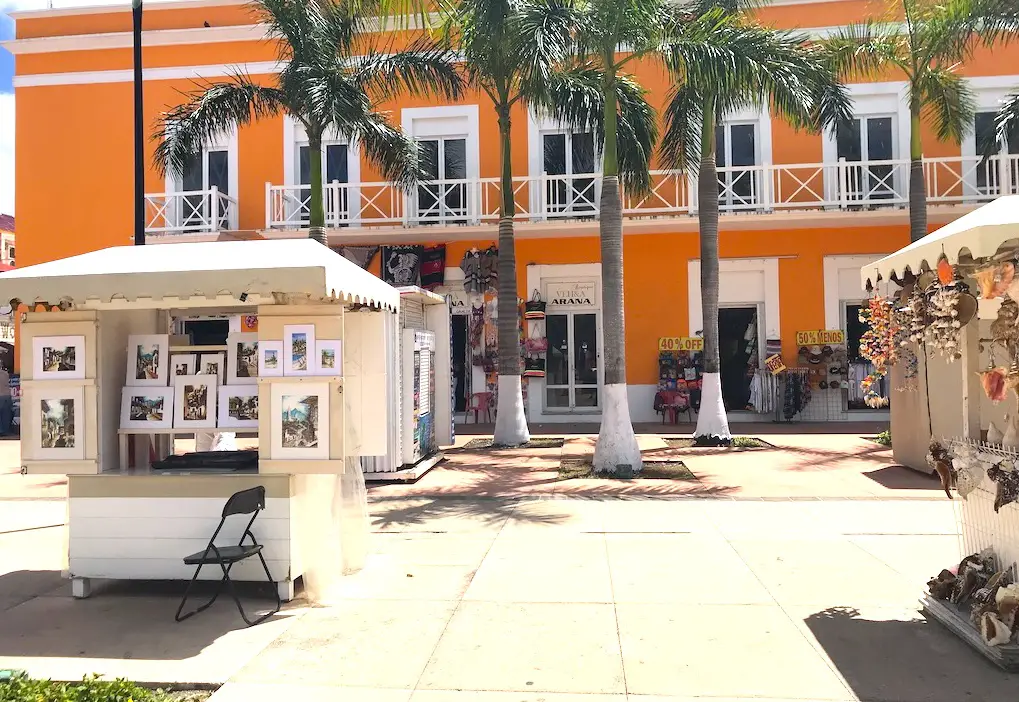 Individual park vendor kiosks with art in Cozumel's zocalo, Benito Juarez Park in San Miguel de Cozumel